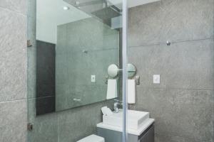 un baño con lavabo y espejo en Dreams Apartments 8. Loft a 9 minutos de la playa, en Isla Mujeres 16 fotos más