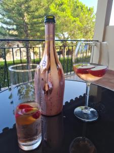 uma garrafa de vinho e um copo sobre uma mesa em Great Duplex Apartment in Marbesa em Marbella