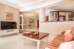 Villa Sunshine في مدينة زاكينثوس: غرفة معيشة مع أريكة وطاولة