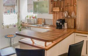 een keuken met een houten aanrecht en een wastafel bij 2 Bedroom Awesome Apartment In Winsen aller in Winsen