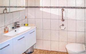 een badkamer met een wastafel en een toilet bij 2 Bedroom Awesome Apartment In Winsen aller in Winsen