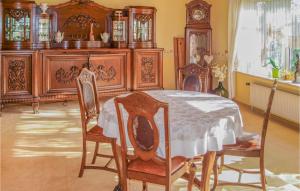 Restaurace v ubytování Nice Apartment In Winsen Aller