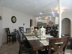 een eetkamer en een keuken met een tafel en stoelen bij Pau Pau Beach Estate home in Palmetto Point