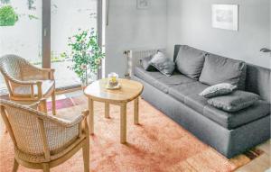 uma sala de estar com um sofá e uma mesa em Ferienwohnpark Gustow em Gustow