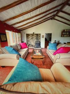 una gran sala de estar con sofás y chimenea. en Finca Agrreste en Nemocón