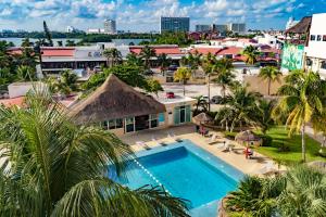 an aerial view of a resort with a swimming pool at Paradise Beachfront & Nightlife Heart in Cancún