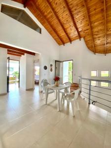 Un comedor con mesa y sillas en Tu casa melgar, en Melgar