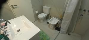 Un baño de Colon Suites 2. Duplex a 18 minutos Aeropuerto Ezeiza