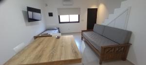sala de estar con sofá y mesa de madera en Colon Suites 2. Duplex a 18 minutos Aeropuerto Ezeiza en Monte Grande
