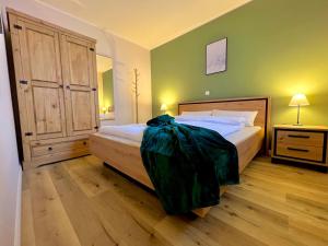 ein Schlafzimmer mit einem großen Bett und Holzboden in der Unterkunft Mountain Lodge in Sankt Andreasberg