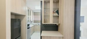 eine Küche mit Holzschränken und einem Waschbecken in der Unterkunft Effortless Self Catering Accommodation in East London