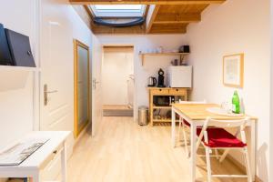 una cucina e una sala da pranzo con tavolo e sedie di Apartment Wilhelmstr für bis zu 3 Personen a Brühl