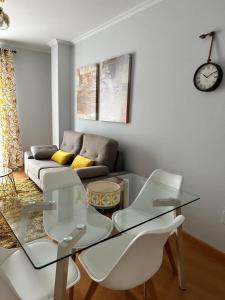 博伊羅的住宿－Apartamento Ría de Arousa，客厅配有玻璃桌和沙发