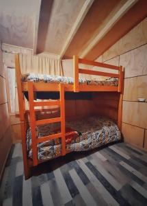 Cette petite chambre comprend 2 lits superposés. dans l'établissement departamentos don Pato, à Castro