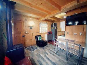 a room with a kitchen and a living room at departamentos don Pato in Castro