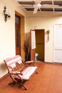 a rocking chair in a room with a bathroom at Calida casa ph, con patio in Florida