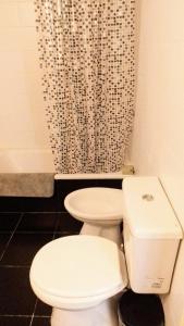 El baño incluye aseo blanco y cortina de ducha. en Departamento proximo al microcentro en Buenos Aires