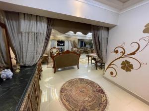 شقة مطلة علي قناة السويس701 في بورسعيد: غرفة معيشة مع أريكة وطاولة