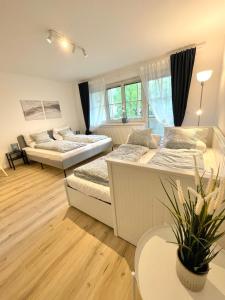 Habitación con 2 camas, mesa y sofá en #Family & Friends# Ruhig, grün, gleich in der City, en Viena