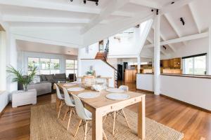 Η κουζίνα ή μικρή κουζίνα στο The Sea House pool and amazing ocean views