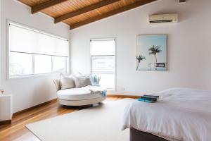 Ένα ή περισσότερα κρεβάτια σε δωμάτιο στο The Sea House pool and amazing ocean views +27 φωτογραφίες