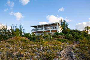 una casa sentada en la cima de una colina en Blue Love Point 3BR home en Gregory Town