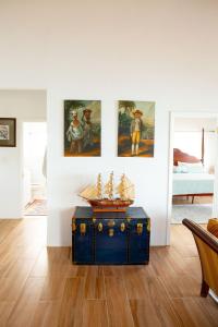 Una habitación con un cofre azul con una nave modelo. en Blue Love Point 3BR home, en Gregory Town