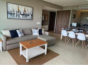 a living room with a couch and a table at Hermosa Playa en Acapulco Diamante, Isla Residence in Acapulco