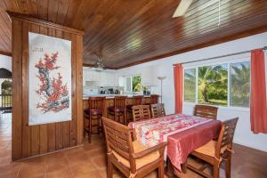 comedor con mesa y sillas y cocina en Atlantic Sunrise Villa villa, en James Cistern