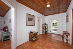 una sala de estar con paredes blancas y techo de madera. en Atlantic Sunrise Villa villa, en James Cistern