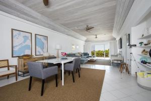 ein Esszimmer und ein Wohnzimmer mit einem Tisch und Stühlen in der Unterkunft Utopia House home in Savannah Sound