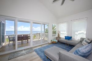 un soggiorno con divano e vista sull'oceano di Lavender Beach House home a James Cistern