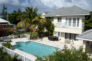una piscina frente a una casa en Long Island Breeze Compound home en Nassau