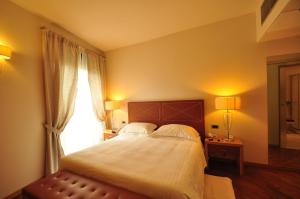 a bedroom with a large bed and a window at Hotel Cristallo in Giulianova