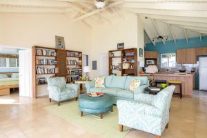 uma sala de estar com um sofá e cadeiras e uma cozinha em Gurgle and Whump cottage em Hatchet Bay Limited Settlement