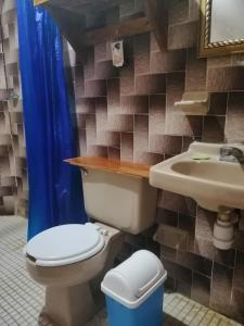 y baño con aseo y lavamanos. en Casa Kasa Hostel, en San Cristóbal de Las Casas