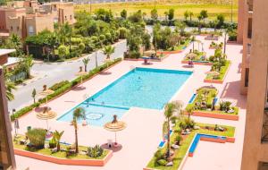 een luchtzicht op een zwembad in een resort bij Ricoflores PALM in Ben Slimane