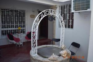 an arch in a room with chairs and a table at Casa Calis Cancún in Cancún