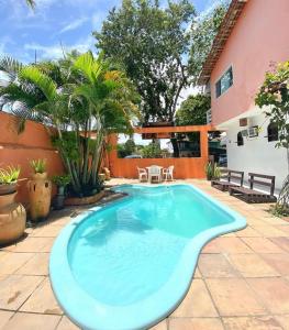 una piscina en medio de un patio en Pousada do Carlos, en Arraial d'Ajuda