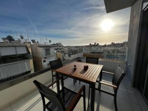 d'une table et de chaises sur un balcon avec vue. dans l'établissement Elea Kallithea Apartment. Acropolis & Sea View, à Athènes