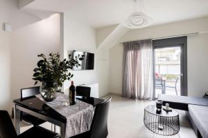 Elea Kallithea Apartment. Acropolis & Sea View في أثينا: غرفة معيشة مع طاولة وأريكة