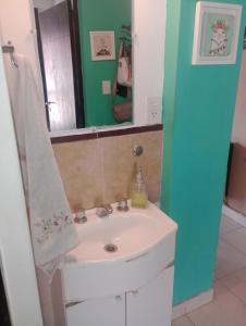 y baño con lavabo blanco y espejo. en Ayres del Cerro en San Salvador de Jujuy