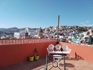 a table and chairs on a balcony with a view at Casa Chelito con Terraza in Guanajuato