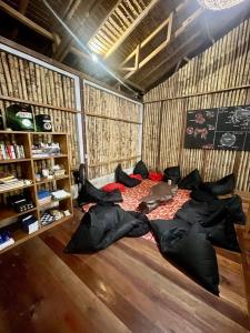 ブナケンにある3WILL Bunaken Dive Resortの床に敷く黒い傘の部屋