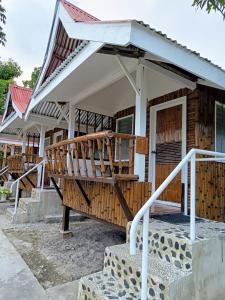 een veranda van een huis met een houten terras bij BFF Backpacker's Inn in San Vicente