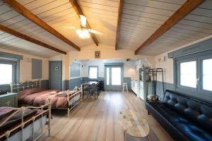 1 dormitorio con 1 cama y 1 mesa en una habitación en Cottage Morinokokage en Yakushima