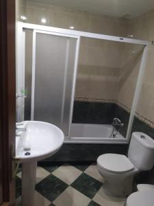 Fotografia z galérie ubytovania Apartamento 3 dormitorios frente a Hospital de Traumatología v destinácii Granada + 2 fotografie