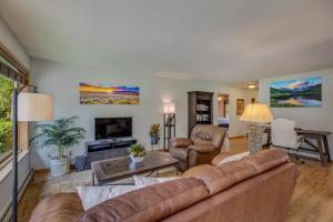 uma sala de estar com um sofá e uma televisão em Happy Home near Downtown Carbondale em Carbondale