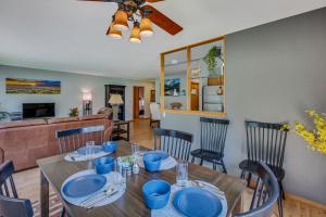 een eetkamer en een woonkamer met een tafel en stoelen bij Happy Home near Downtown Carbondale in Carbondale
