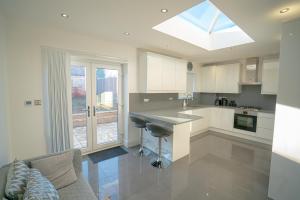 a kitchen with a counter and a sink in it at Newly Refurbished Modern 4 Bed Detached House ! in Oxford